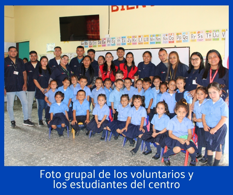Foto grupal voluntarios corporativos lear y estudiantes