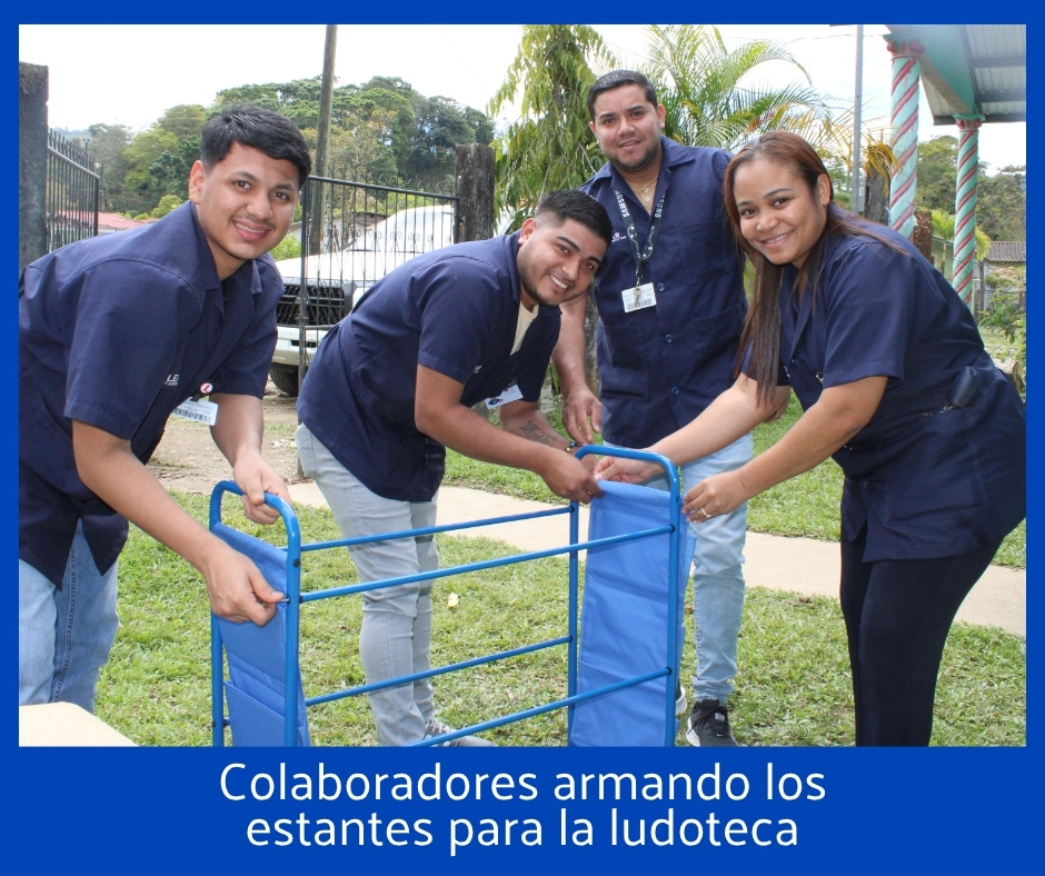 Colaboradores armando estantes para ludoteca