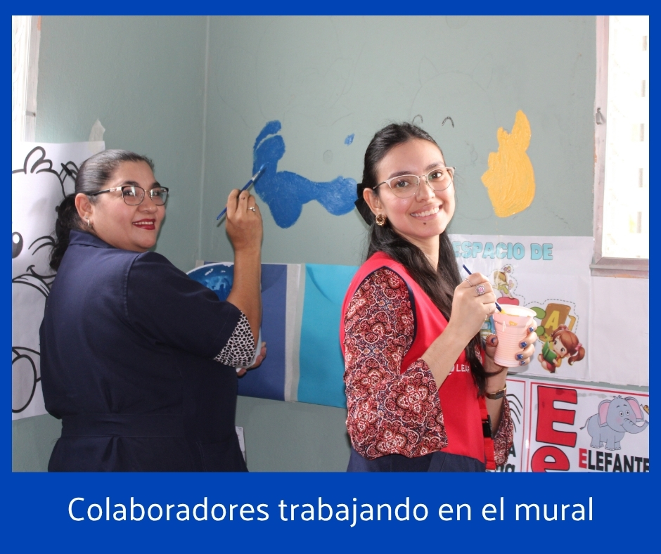 Colaboradores trabajando en el mural